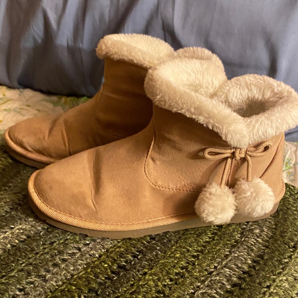 Arizona Jean Company Tan Slippers with Pom Poms